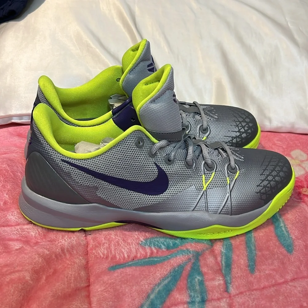 SALE 🔥🔥Vintage Collector Kobe Venomenon 4 Grey. Size:9.5. Serious offers only. - Picture 4 of 10